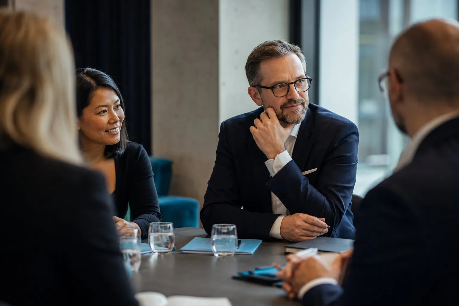 Rendez-vous d’affaires entre membres autour d’une table